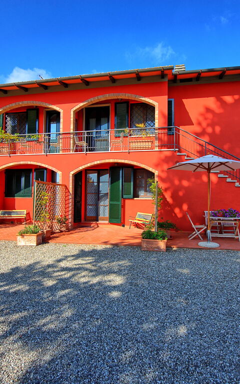 Casa Rossa: all'aperto, Esterni