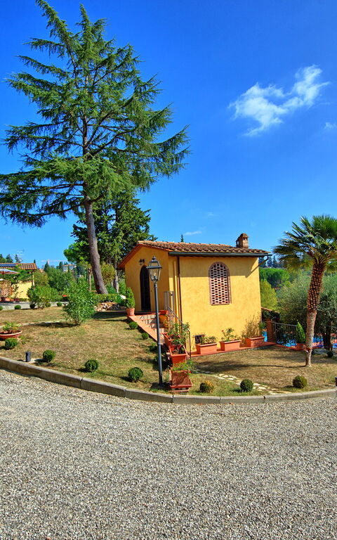 Casa Rossa: all'aperto, Esterni