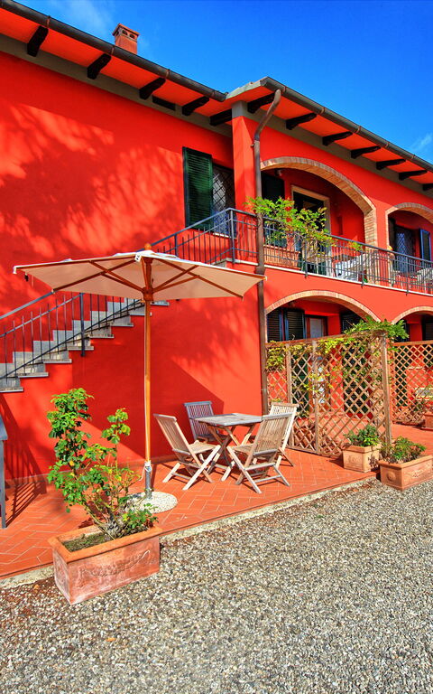 Casa Rossa: all'aperto, Esterni, Giardino