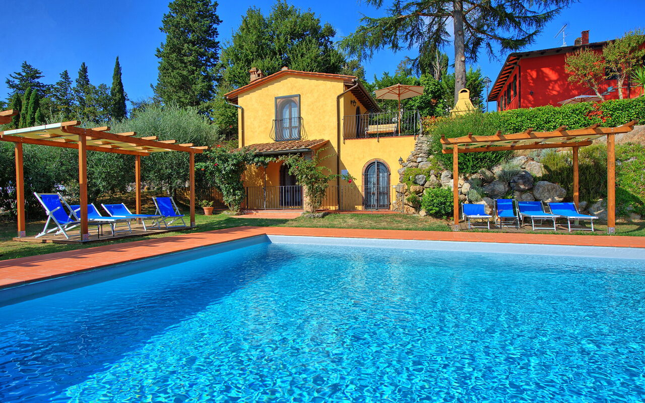 Casa Rossa: all'aperto, Esterni, Giardino, Piscina