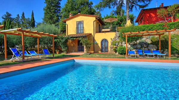 Casa Rossa: all'aperto, Esterni, Giardino, Piscina