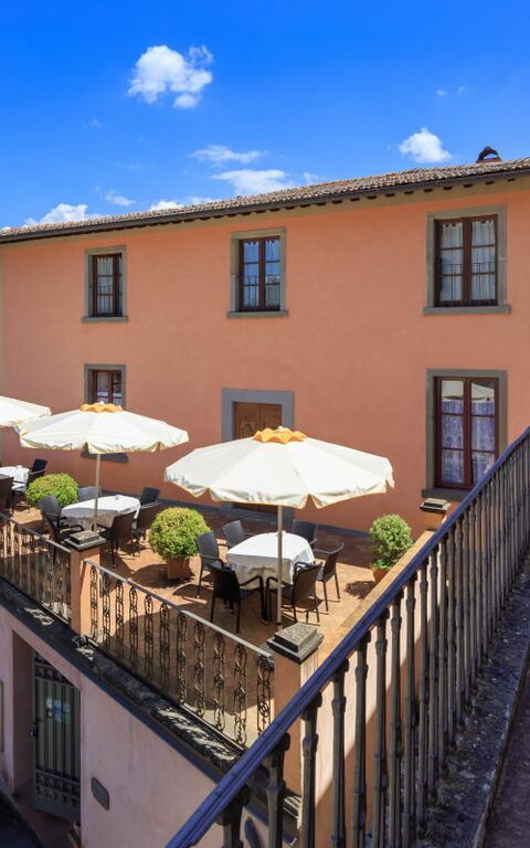 Palazzo a Greve: all'aperto, Esterni