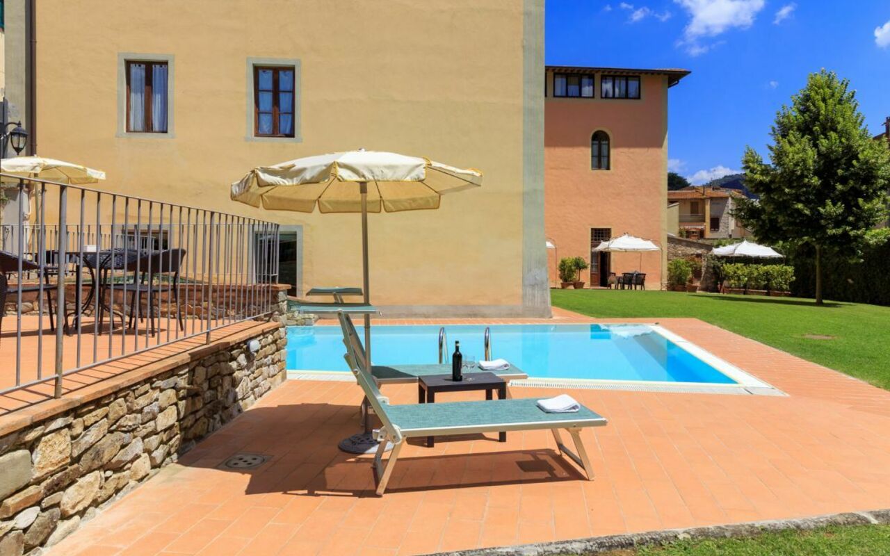 Palazzo a Greve: all'aperto, Piscina