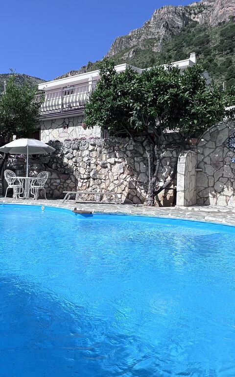 Castellammare: Esterni, Piscina