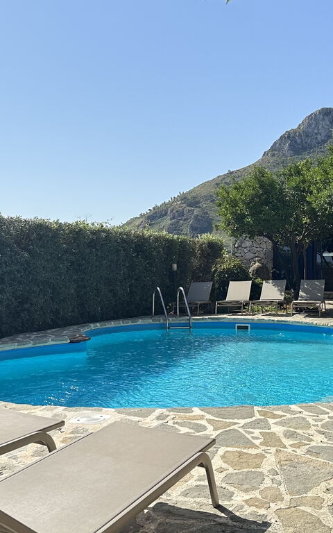 Castellammare: Esterni, Piscina