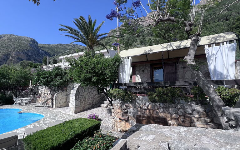 Castellammare: Esterni, Giardino, Piscina