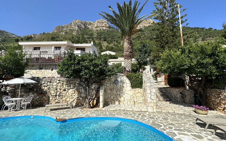 Castellammare: Esterni, Piscina