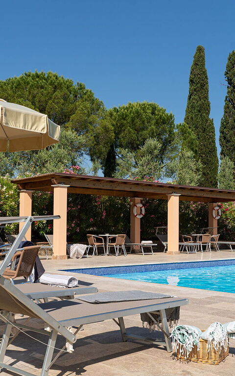 Montelopio: all'aperto, Esterni, Piscina