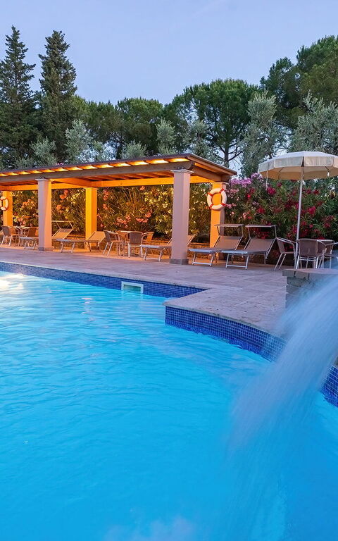 Montelopio: all'aperto, Esterni, Piscina