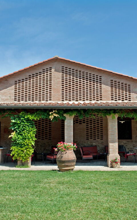 Montelopio: Esterni, Giardino