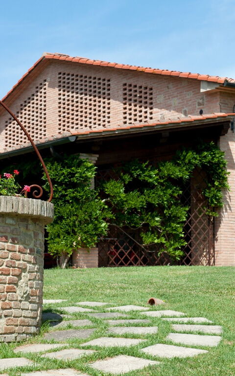 Montelopio: Esterni, Giardino