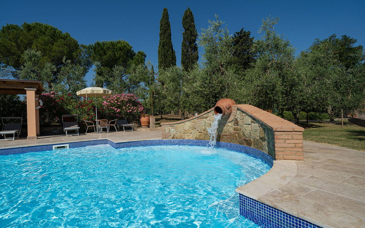 Montelopio: all'aperto, Esterni, Piscina