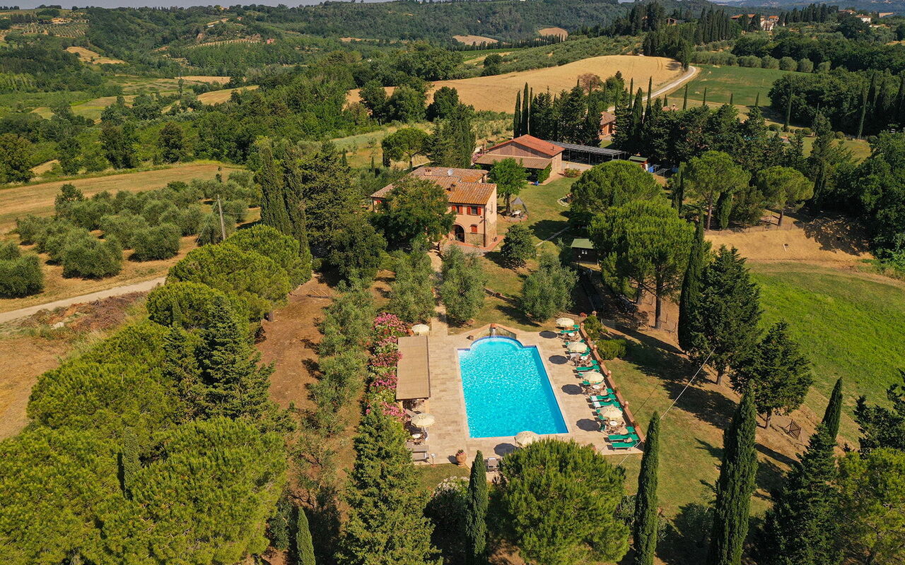 Montelopio: Piscina, Vista Panoramica