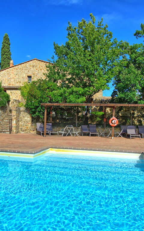 Brunello: all'aperto, Esterni, Piscina