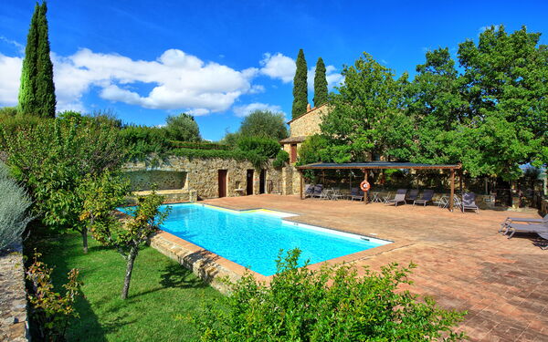 Brunello: all'aperto, Piscina