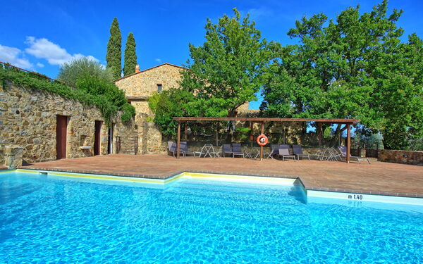 Brunello: all'aperto, Esterni, Piscina