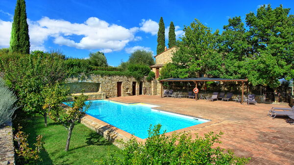Brunello: all'aperto, Piscina