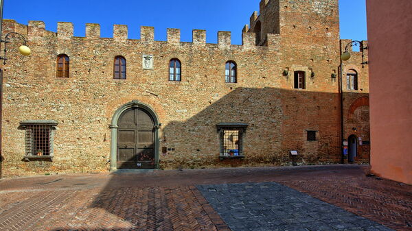 Certaldo: Entrata Principale, Esterni