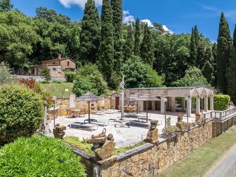 Le Querciolaie with Geothermal Pool