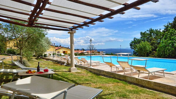 Le Querciolaie: Giardino, Piscina