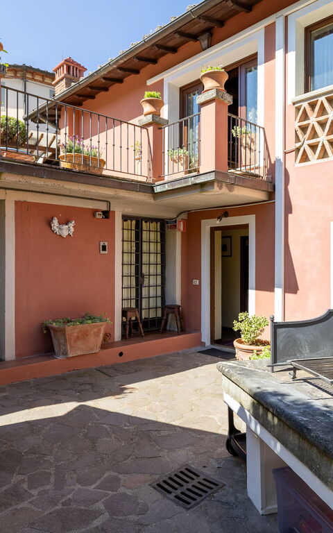 Casa Vania: all'aperto, Esterni
