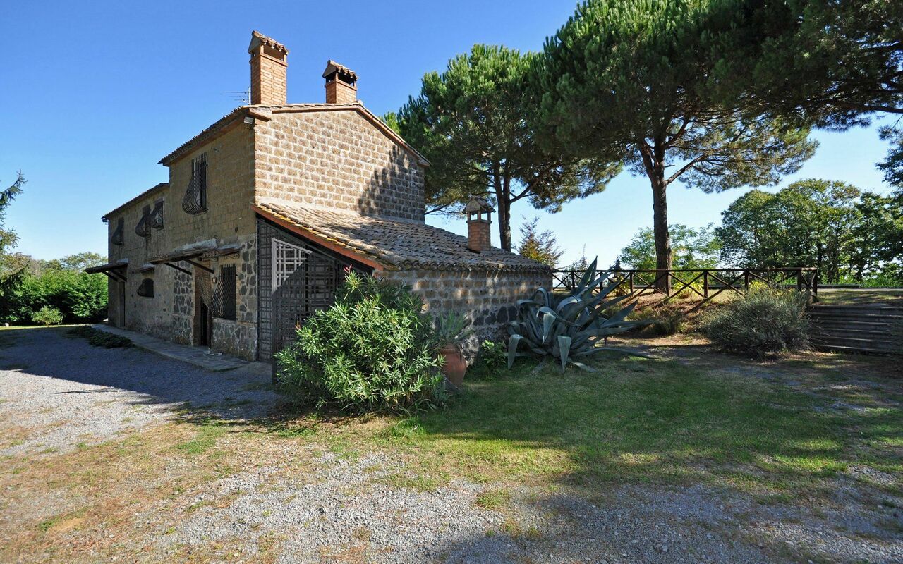 Ginestrella: Esterni, Giardino