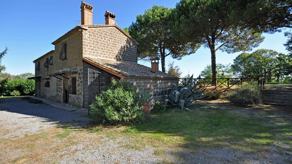 Ginestrella: Esterni, Giardino