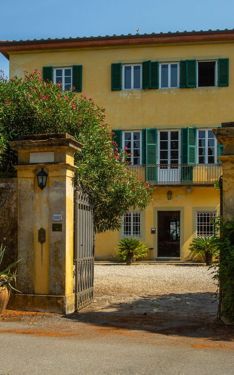 Villa Pedone: all'aperto, Entrata Principale, Esterni