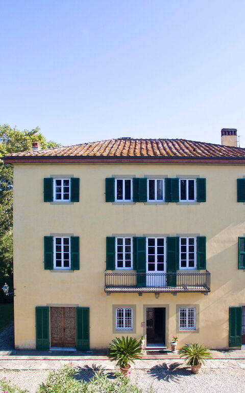 Villa Pedone: all'aperto, Esterni