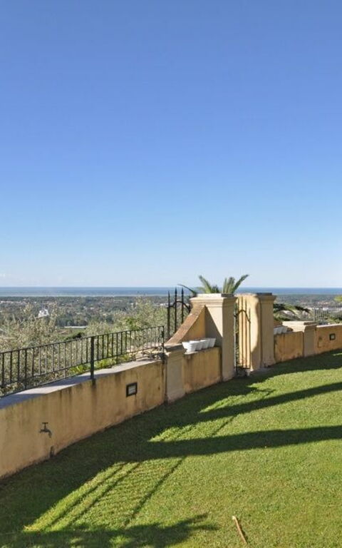 Villa Camaiore: Giardino, Vista Panoramica