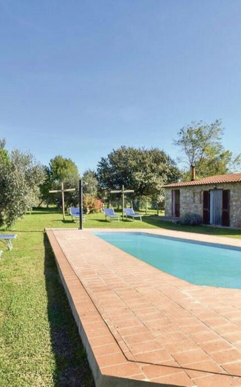 Funghi 1: all'aperto, Esterni, Giardino, Piscina