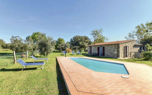 Funghi 1: all'aperto, Esterni, Giardino, Piscina