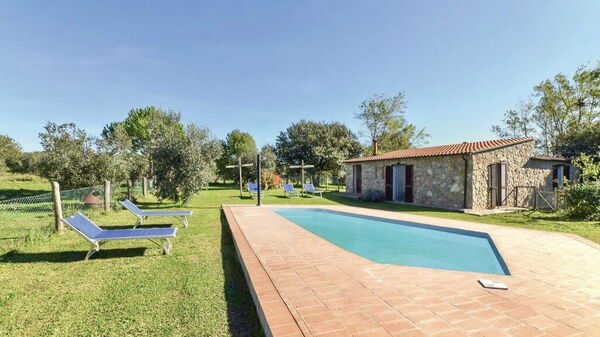 Funghi 1: all'aperto, Esterni, Giardino, Piscina