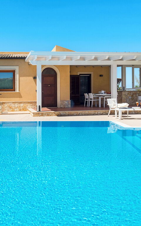 Afrodite: all'aperto, Esterni, Piscina