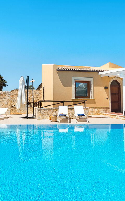 Afrodite: all'aperto, Esterni, Piscina