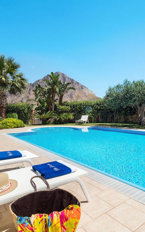 Afrodite: all'aperto, Estate, Piscina