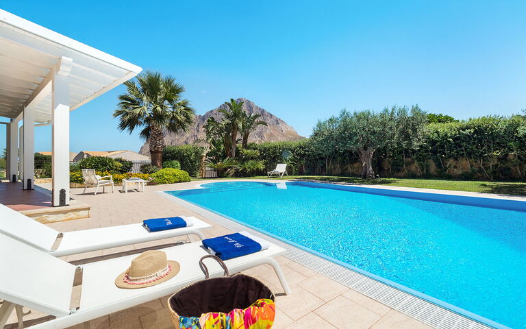 Afrodite: all'aperto, Estate, Piscina