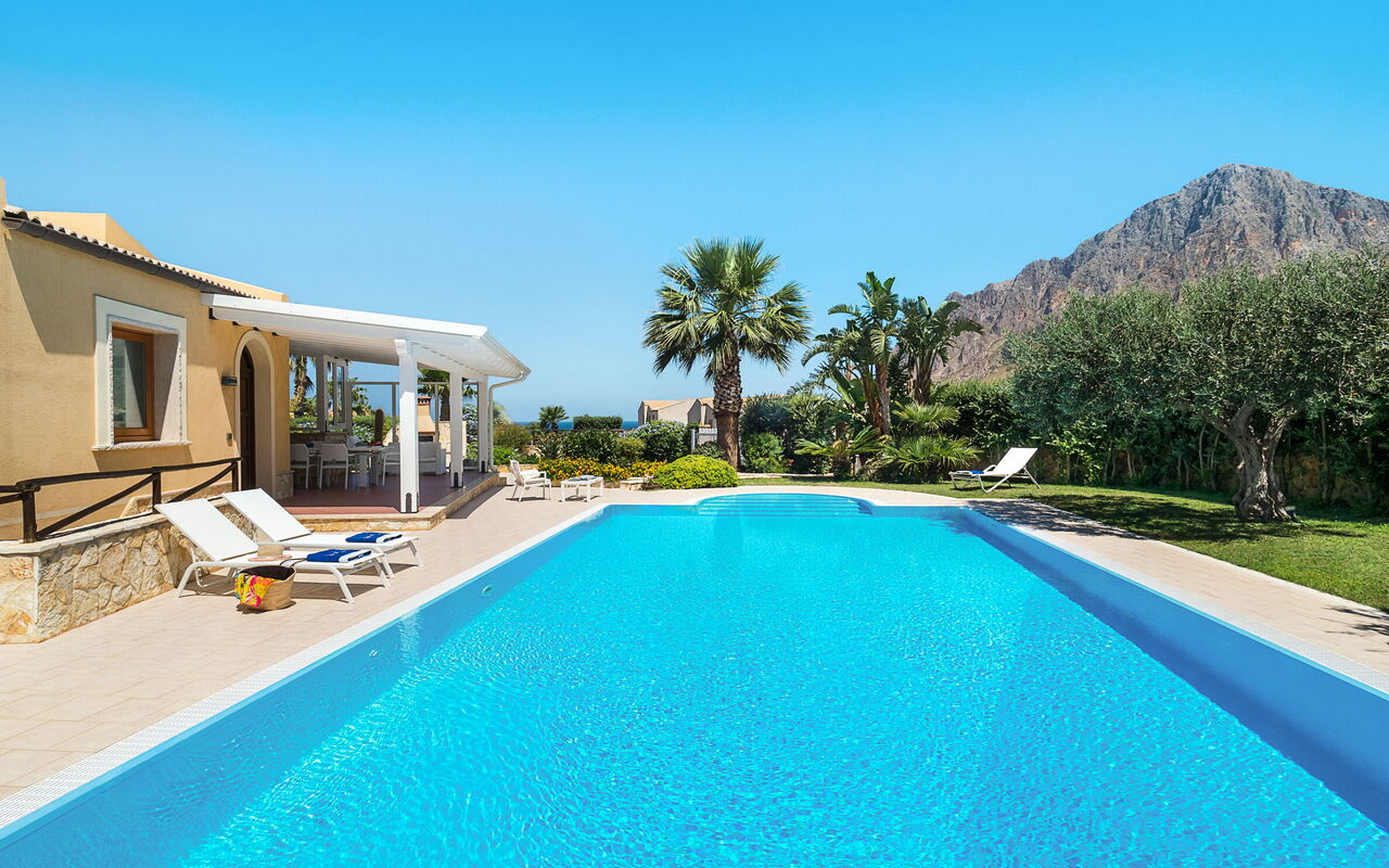 Afrodite: all'aperto, Estate, Piscina