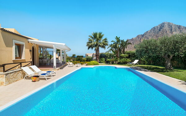 Afrodite: all'aperto, Estate, Piscina