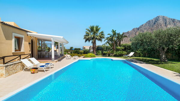 Afrodite: all'aperto, Estate, Piscina