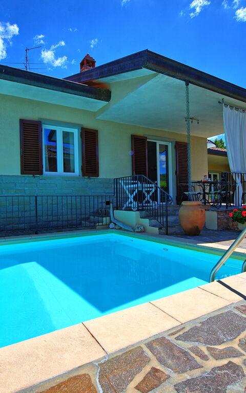 Villa Pratovecchio: all'aperto, Esterni, Piscina