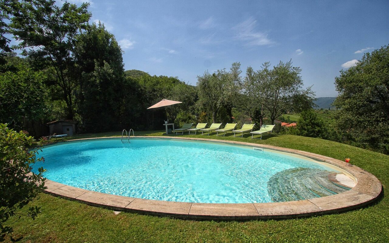 Villa Lucolena: Piscina