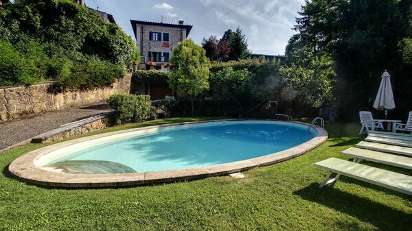 Villa Lucolena: Piscina