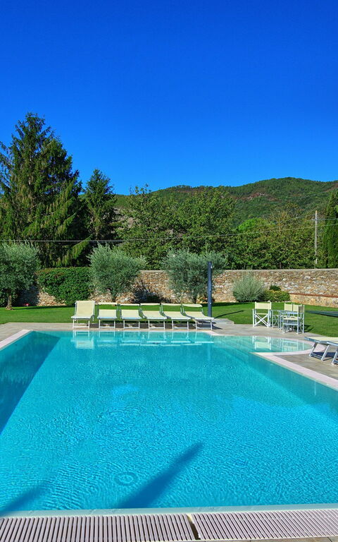 Flavia: all'aperto, Piscina