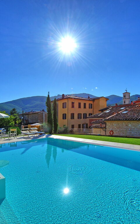 Flavia: all'aperto, Piscina