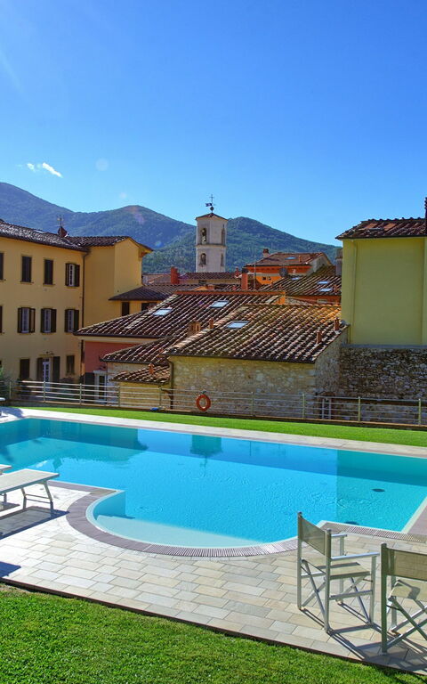 Flavia: all'aperto, Piscina