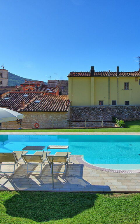 Flavia: all'aperto, Piscina