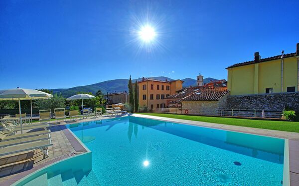 Flavia: all'aperto, Piscina