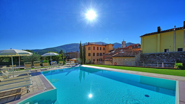 Flavia: all'aperto, Piscina