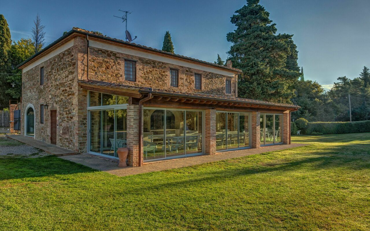 Montaione: Esterni, Giardino